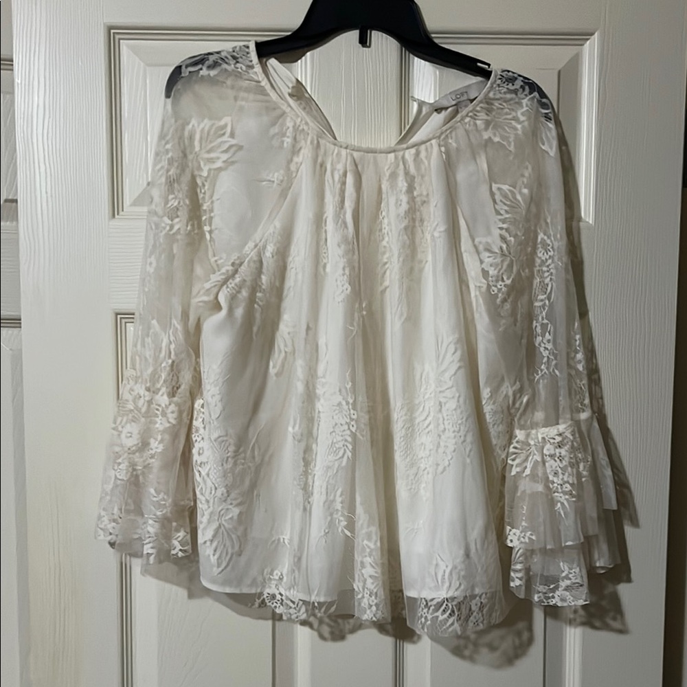 LOFT Cream Ruffled Tiered Blouse Women’s Medium Never worn